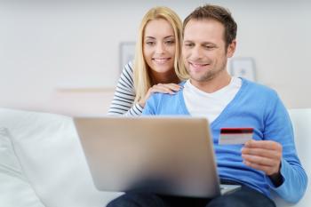 Junges Paar mit Kreditkarte am Computer